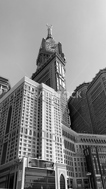 الفن الهندسي المعماري على الطراز الحديث للأبراج والفنادق وناطحات السحاب المطلة على الحرم المكي الشريف، معالم وأماكن دينية في المملكة العربية السعودية، صورة بالأبيض والأسود لمبنى برج الساعة الملكي في مكة المكرمة، المباني الإسلامية المشهورة حول العالم