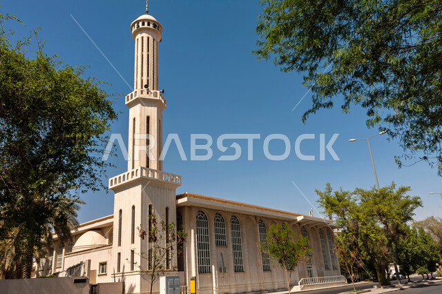 مسجد خالد الفيصل في منطقة المعذر في مدينة الرياض، معالم وأماكن دينية مقدسة في المملكة العربية السعودية، العبادة والتقرب الى الله، الفن الهندسي المعماري للمساجد على الطراز الاسلامي،  التصاميم المتميزة للقبب والمآذن