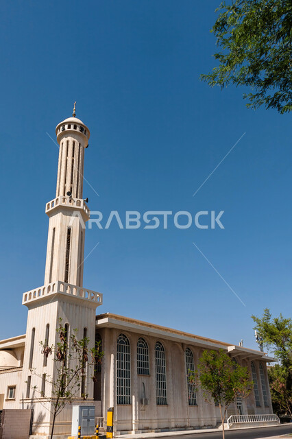 مسجد خالد الفيصل في منطقة المعذر في مدينة الرياض، معالم وأماكن دينية مقدسة في المملكة العربية السعودية، العبادة والتقرب الى الله، الفن الهندسي المعماري للمساجد على الطراز الاسلامي،  التصاميم المتميزة للقبب والمآذن