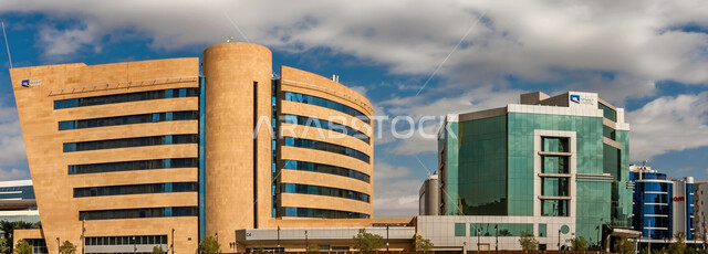 النمو والتقدم العمراني في المملكة العربية السعودية، صورة بانورامية للمقر الرئيسي لشركة الاتصالات موبايلي في الرياض ومكتب اليابس في وقت النهار، الفن الهندسي المعماري لبناء مبنى الحقباني على الطراز الحديث المتطور ، الواجهات الخارجيه الضخمة ، المباني والمنشآت الاقتصادية والتجارية