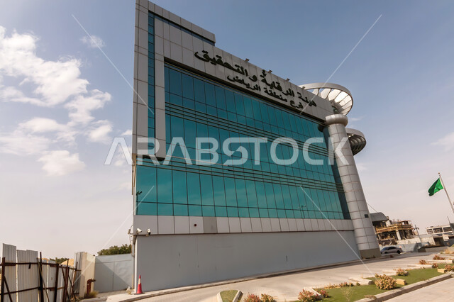 الفن الهندسي المعماري لبناء مبنى الرياض التنموي على الطراز الحديث المتطور, صورة من الأسفل لمبنى هيئة الرقابة والتحقيق (فرع منظمة الرياض) في وقت النهار , واجهات زجاجية  ضخمة، المباني والمنشآت التجارية والحكومية الحديثة في المملكة العربية السعودية، النمو والتقدم العمراني للأبراج