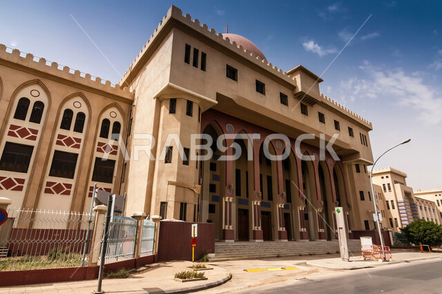 الأقواس والأعمدة على الطراز العربي الإسلامي ،صورة من الأسفل للمعهد الصناعي الملكي الثانوي في الرياض، الفن الهندسي المعماري للأبنية والمنشآت التجارية والمعاهد القديمة،  أماكن سياحية أثرية تاريخية في المملكة العربية السعودية