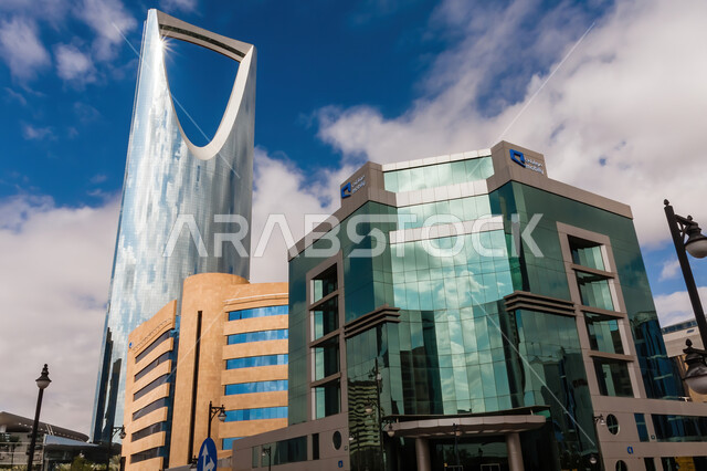 النمو والتقدم العمراني في المملكة العربية السعودية، صورة من الاسفل لشركة الاتصالات موبايلي ومكتب اليابس وبرج المملكة في وقت النهار، الفن الهندسي المعماري لبناء الابراج  ومبنى الحقباني على الطراز الحديث المتطور ، الواجهات الخارجيه الضخمة ، المباني والمنشآت الاقتصادية والتجارية