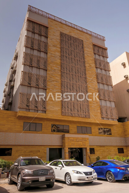 لهندسة المعمارية والمباني التاريخية الطينية على الطراز القديم ، الحضارة التاريخية في الرياض، أصالة وعراقة التراث السعودي، أماكن ومناطق شعبية سياحية في المملكة العربية السعودية، صورة من الاسفل لمبنى ريم ريزيدنس في العليا، اصطفاف السيارت في الطرق والشوارع المعبدة