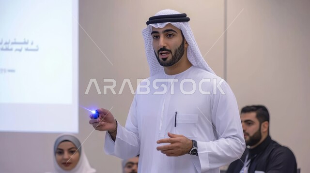 ورشات عمل تدريبية مهنية، تطوير استراتيجيات شركات الإمارات العربية المتحدة، تعلم اساليب العمل والتطوير المهني، صورة مقربة لرجل عربي خليجي إماراتي يرتدي الغترة والكندورة يقوم بتوضيح الخطوات لتحقيق الأهداف في اجتماع عمل داخل مقر الشركة