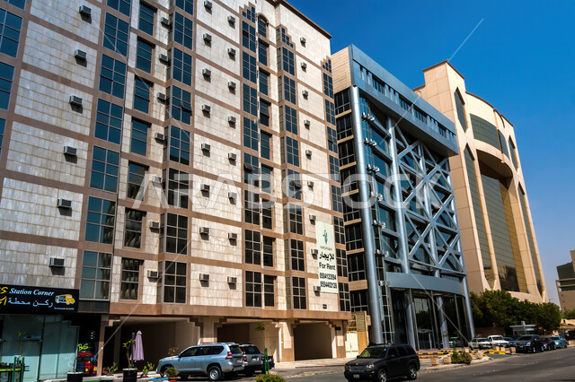 المنافسة والاستمرار في تطوير التصاميم الهندسية المتمزة للمباني، المكاتب الرئيسية على طريق الملك سعود في الرياض في وقت النهار، أماكن ومعالم سياحية مشهورة في المملكة العربية السعودية، الفن الهندسي المعماري للأبنية والمنشآت التجارية والسكنية على الطراز الحديث