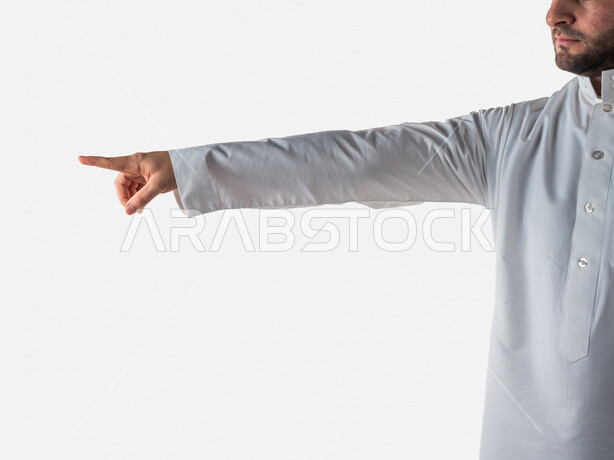 بورتريه لرجل خليجي سعودي يرتدي الزي الخليجي التقليدي، يقوم بايماءات يد مختلفة، يشير باصبع السبابة باتجاه ما، النقر والضغط، حركة اصبع واشارات، خلفية بيضاء