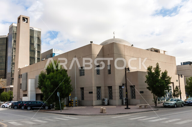  مسجد المملكة في مدينة الرياض, نداء المسلمين لأداء العبادات والفرائض, العبادة والتقرب إلى الله تعالى، أماكن ومعالم اسلامية مقدسة في العاصمة, الفن الهندسي المعماري لبناء المساجد في المملكة العربية السعودية، الاهتمام بزراعة الأشجار في الطرقات العامة