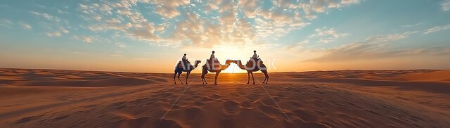 الاهتمام بتربية الابل في الخليج، رعاية المواشي في المحميات الطبيعيه, صورة بانورامية لقافلة من حيوان الجمل تسيرفي المناطق الصحراوية في المملكة العربية السعودية، استخدام الحيوانات للتنقل والترحال من مكان الى اخر في البادية، الحياة البدوية الشعبية التقليدية