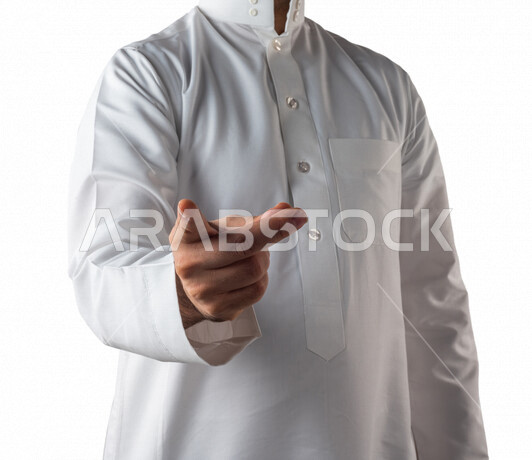 بورتريه لرجل خليجي سعودي يقوم بايماءات يد مختلفة، يشير باصبع السبابة باتجاه ما، النقر والضغط، حركة اصبع واشارات، خلفية بيضاء