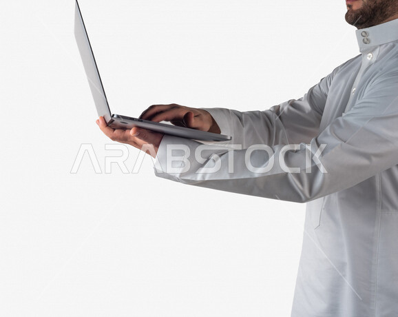 بورتريه لرجل خليجي سعودي يحمل بيده الحاسوب المحمول ، اعمال عن بعد ، تعليم الكتروني ، استخدام اجهزة تقنية حديثة ،  خلفية بيضاء