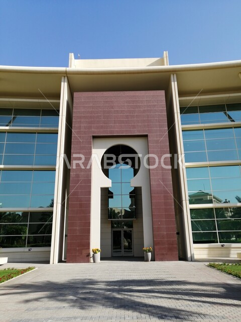 الفن الهندسي المعماري للمباني الثقافية, صورة من الاسفل لمدخل جامعة الملك فيصل في المملكة العربية السعودية, تعزيز التعليم والوعي الفكري، الانتماء الوطني لطلبة الجامعات, صرح معرفي حضاري
