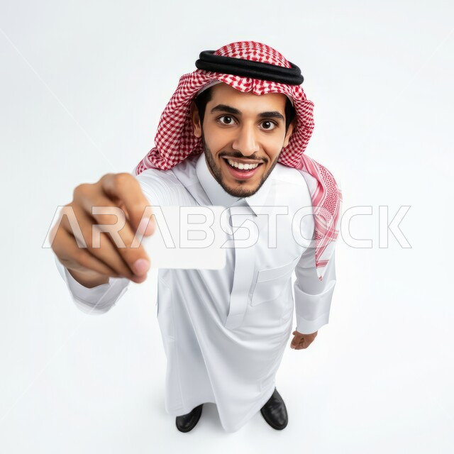 النظر الى الكاميرا بايماءات السرور السعادة، اعلانات و عروضات تسويقية, بورتريه من الاعلى لرجل عربي خليجي سعودي يرتدي الشماغ والثوب التقليدي يحمل بيده لوحة بيضاء مستطيلة، موك اب مستطيل أبيض، لوح اعلاني فارغ، صورة الجسم بالطول الكامل، خلفية بيضاء