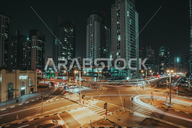 حركة المرور في الشوارع والطرقات في وقت المساء، التقدم والتوسع العمراني، الفن الهندسي المعماري للمباني والمنشآت السكنية، صورة جوية للأبراج وناطحات السحاب المضاءة، معالم الكويت السياحية