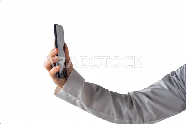 بورتريه لرجل خليجي سعودي يحمل بيده الهاتف المحمول ، اجراء اتصال فيديو ،تصوير سيلفي ،استخدام اجهزة تقنية حديثة ،  خلفية بيضاء