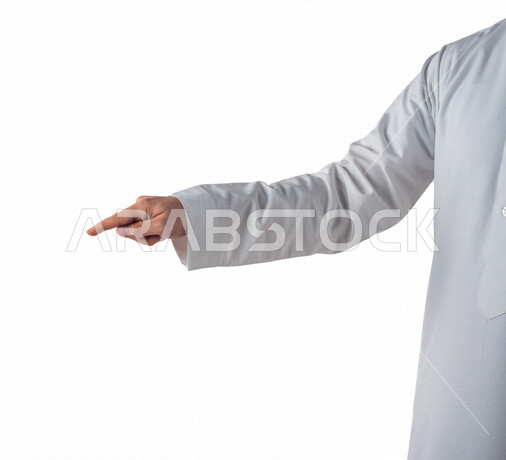 بورتريه لرجل خليجي سعودي يقوم بايماءات يد مختلفة، يشير باصبع السبابة باتجاه ما، النقر والضغط، حركة اصبع واشارات، خلفية بيضاء