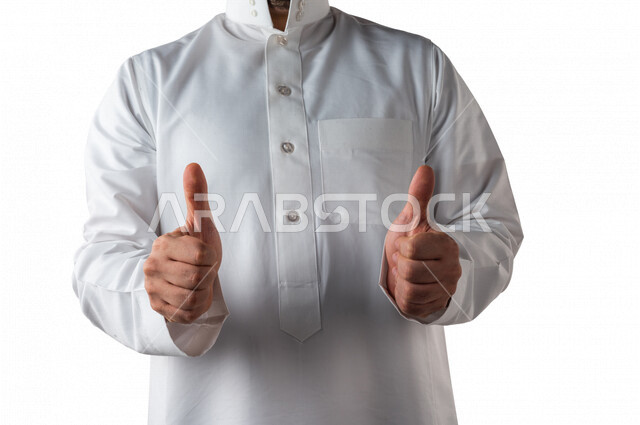 بورتريه لرجل عربي خليجي سعودي بايماءات يد مختلفة، يحمل شيء بين يديه، رفع و حمل شيء ما، اشارة الامساك، خلفية بيضاء