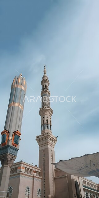 المعالم الدينية المشهورة، الفن الهندسي المعماري في البناء على الطراز العربي الإسلامي، أماكن إسلامية مقدسة، المظلات الالكترونية والمآذن الشامخة في الساحة الخارجية للمسجد النبوي الشريف في المدينة المنورة بالمملكة العربية السعودية