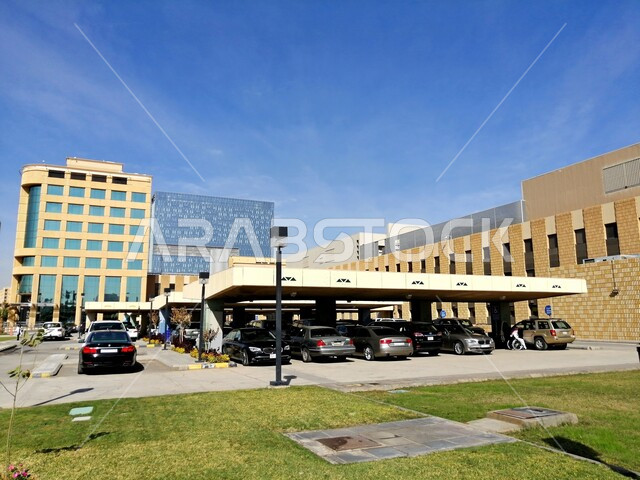 مبنى الخدمات الطبية المساندة ومواقف السيارات لمستشفى الملك فيصل التخصصي ومركز الأبحاث بالرياض, التطور والتقدم العمراني, مراكز الخدمة والعناية بالمرضى في السعودية,  الأشجار والمروج والنباتات الخضراء حول المستشفيات