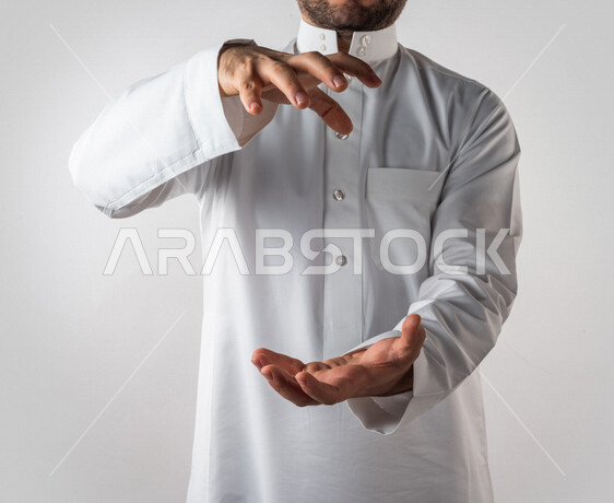 بورتريه لرجل عربي خليجي سعودي بايماءات يد مختلفة، يحمل شيء بين يديه، رفع وحمل شيء ما، اشارة الامساك، خلفية بيضاء