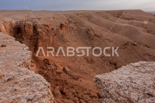 الكثبان الرملية الناعمة الذهبية وضح النهار، الطبيعة الصحراوية في الأماكن السياحية الأثرية المشهورة في الرياض, البنية الصخرية الطبيعية, التكوينات والتشكيلات الحجرية في المملكة العربية السعودية