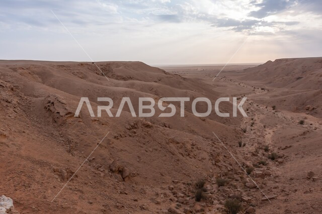 الكثبان الناعمه الذهبية الرملية وضح النهار، الطبيعة الصحراويه في الأماكن السياحية الأثرية المشهورة, البنية الصخرية الطبيعية في الرياض, التكوينات والتشكيلات الحجرية في المملكة العربية السعودية, منظر السماء المليئة بالغيوم البيضاء