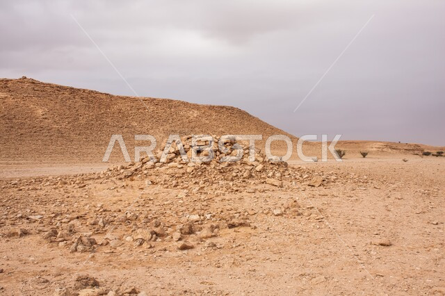 الكثبان الناعمه الذهبية الرملية وضح النهار، الطبيعة الصحراويه في الأماكن السياحية الأثرية المشهورة, البنية الصخرية الطبيعية في الرياض, التكوينات والتشكيلات الحجرية في المملكة العربية السعودية, منظر السماء الضبابية