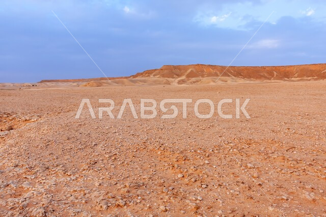 الكثبان الناعمه الذهبية الرملية وضح النهار، الطبيعة الصحراويه في الأماكن السياحية الأثرية المشهورة, البنية الصخرية الطبيعية في الرياض, التكوينات والتشكيلات الحجرية في المملكة العربية السعودية, منظر السماء الزرقاء