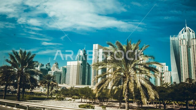 الفن الهندسي المعماري على الطراز الحديث للأبراج وناطحات السحاب، جذب واستقطاب السياح من انحاء العالم، الاهتمام بالتشجير وزراعة النبات الخضراء، الواجهة السياحية في الامارات العربية المتحدة، المعالم والأماكن السياحية المشهورة في وقت النهار