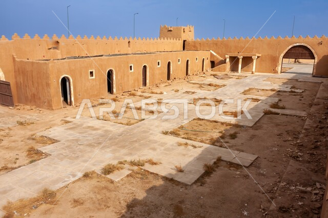 استكشاف التاريخ والثقافة, وجهة سياحية مشهورة للزائرين من شتى أنحاء العالم,  قصر ابو جفان التراثي في العرمة, اماكن ومعالم سياحية في مدينة الرياض في المملكة العربية السعودية, المباني القديمة المصنوعة من الطين