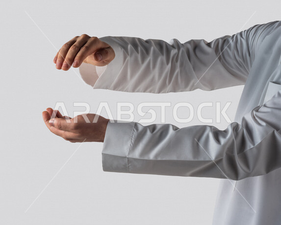 بورتريه لرجل عربي خليجي سعودي بايماءات يد مختلفة، يحمل شيء بين يديه، رفع وحمل شيء ما، اشارة الامساك، خلفية بيضاء