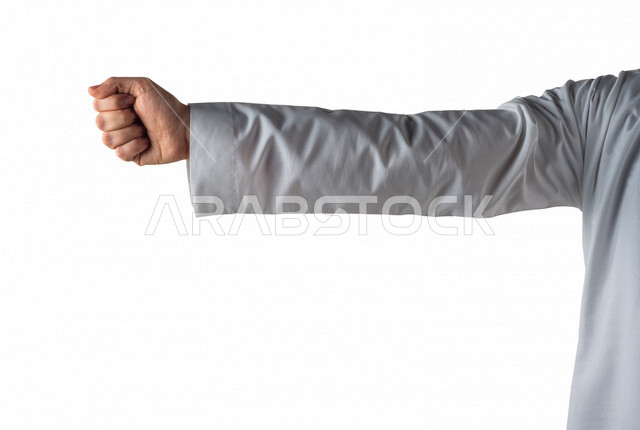 بورتريه ليد رجل خليجي سعودي يقوم بايماءات يد مختلفة ، قبضة اليد تدل على القوة والاصرار والمواجهة ،لعبة حجرة ورقة مقص ، خلفية بيضاء