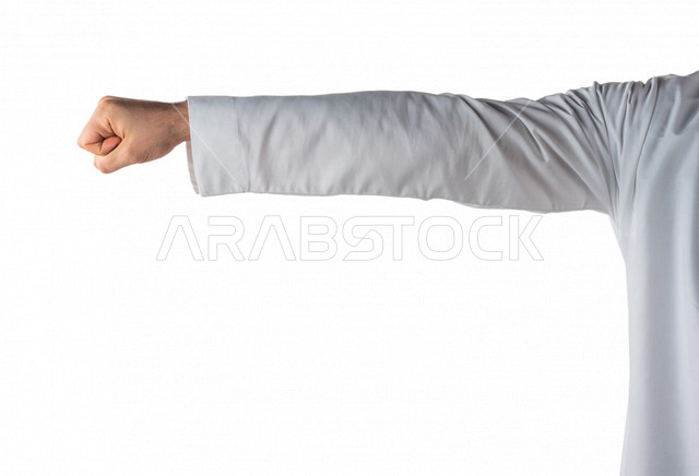بورتريه ليد رجل خليجي سعودي يقوم بايماءات يد مختلفة ، قبضة اليد تدل على القوة والاصرار والمواجهة ،لعبة حجرة ورقة مقص ، خلفية بيضاء