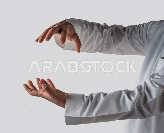 بورتريه لرجل عربي خليجي سعودي بايماءات يد مختلفة، يحمل شيء بين يديه، رفع و حمل شيء ما، اشارة الامساك، خلفية بيضاء