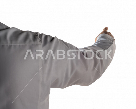 بورتريه لرجل خليجي سعودي يقوم بايماءات يد مختلفة، يشير باصبع السبابة باتجاه ما، النقر والضغط، حركة اصبع واشارات، خلفية بيضاء