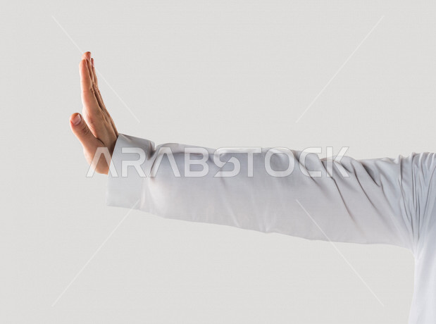 بورتريه ليد رجل خليجي سعودي يقوم بايماءات يد مختلفة ، ايماءة يده تدل على المنع والتوقف عن فعل شيء ، خلفية بيضاء