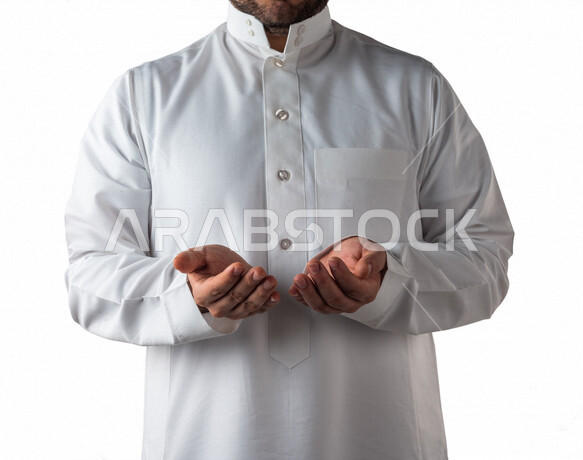 بورتريه لرجل خليجي سعودي يقوم بايماءات يد مختلفة، يفتح يديه لعرض شيء ما، يحمل شيء بين يديه، رفع و حمل شيء ما، اشاره الامساك، خلفية بيضاء