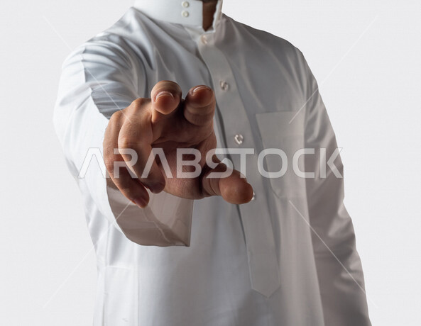 بورتريه ليد رجل خليجي سعودي يقوم بايماءات يد مختلفة، يفتح يده لالتقاط واخذ شيء ما، اشارة الامساك، خلفية بيضاء