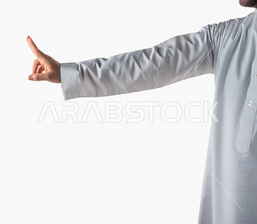 بورتريه لرجل خليجي سعودي يرتدي  الزي الخليجي التقليدي يقوم بايماءات يد مختلفة ، يشير باصبع السبابة باتجاه ما، النقر والضغط، حركة اصبع واشارات، خلفية بيضاء