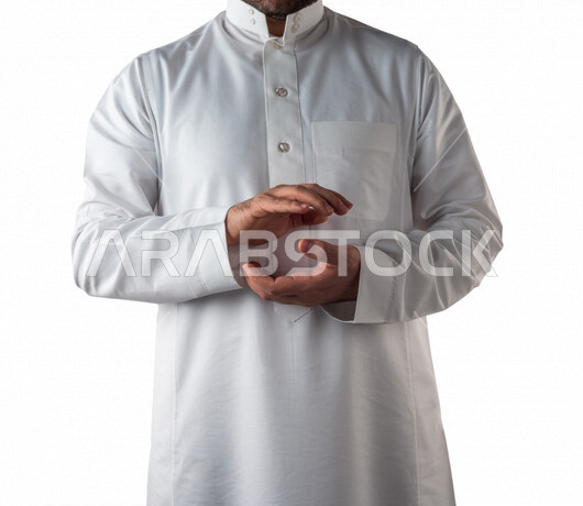 بورتريه لرجل عربي خليجي سعودي بايماءات يد مختلفة، يحمل شيء بين يديه، رفع وحمل شيء ما، اشارة الامساك، خلفية بيضاء