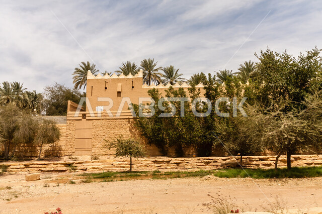 فن الهندسة المعمارية والمباني الطينية القديمة, الاهتمام بالتشجير والنباتات الخضراء في الاماكن الاثرية السياحية في المملكة العربية السعودية، معالم الرياض التراثية، منزل سكني على الطراز العربي التقليدي في وادي حنيفة