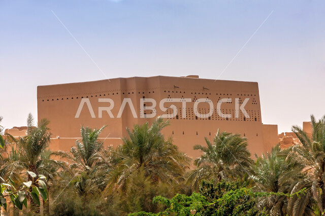 ن الهندسة المعمارية والمباني الطينية القديمة, الاهتمام بالتشجير والنباتات الخضراء في الاماكن الاثرية السياحية في المملكة العربية السعودية، معالم الرياض التراثية، قصر الأمير عمر بن سعود المُرمم في حي الطريف في الدرعية، أحد مواقع التراث العالمي لليونسكو