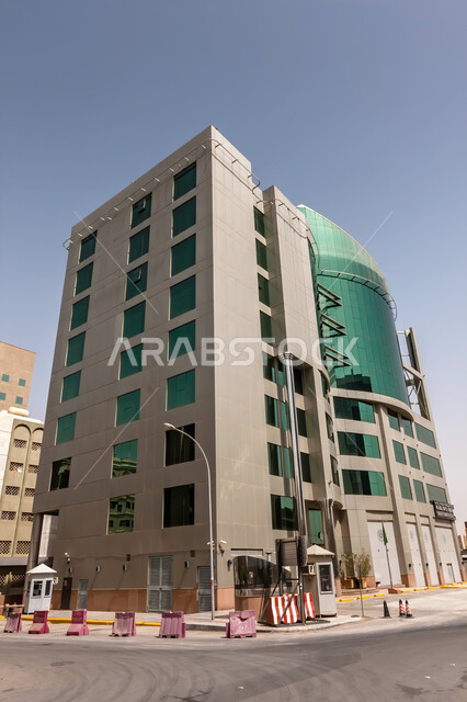 المقر الرئيسي للهيئة العامة للمساحة بالرياض، النمو و التقدم العمراني, الفن الهندسي المعماري على الطراز الحديث للأبراج وناطحات السحاب في المملكة العربية السعودية, برج حديث بواجهات زجاجية ضخمة, المنشآت التجارية الفاخرة في وقت النهار