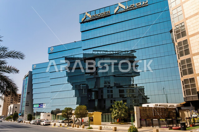 المكاتب الرئيسية على طريق الملك سعود بالرياض، النمو و التقدم العمراني في السعودية, الفن الهندسي المعماري على الطراز الحديث للأبراج وناطحات السحاب في المملكة العربية, المنشآت التجارية الفاخرة في وقت النهار