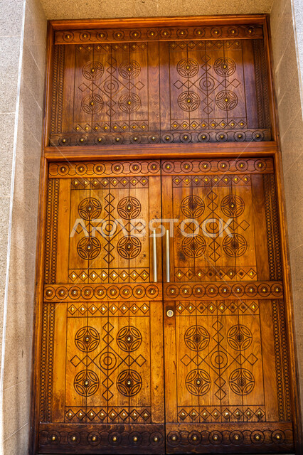 الابواب المصنوعة على الطراز الخشبي القديم، الفنون الهندسية المعمارية والتصاميم الاسلامية للابواب القديمه في المملكه العربيه السعودية، صوره مقربه لباب خشبي منحوت بالنقوش والزخارف التراثية العربية