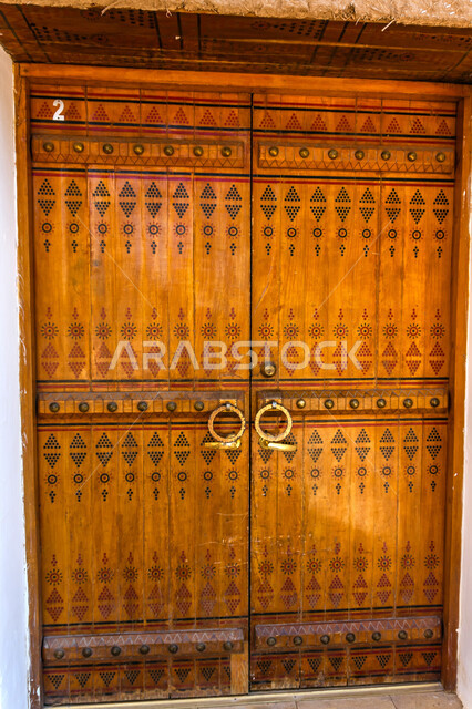 الابواب المصنوعة على الطراز الخشبي القديم، الفنون الهندسية المعمارية والتصاميم الاسلامية للابواب القديمه في المملكه العربيه السعودية، صوره مقربه لباب خشبي منحوت بالنقوش والزخارف التراثية العربية