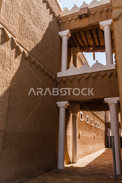 جسر للمشاة على الطراز العربي التقليدي يربط بين مبنيين، أماكن تراثية لجذب السياح الى السعودية، الفن الهندسي المعماري القديم لأسوار الدرعية القديمة في مدينة الرياض في المملكة العربية، معالم أثرية تاريخية شعبية قديمة