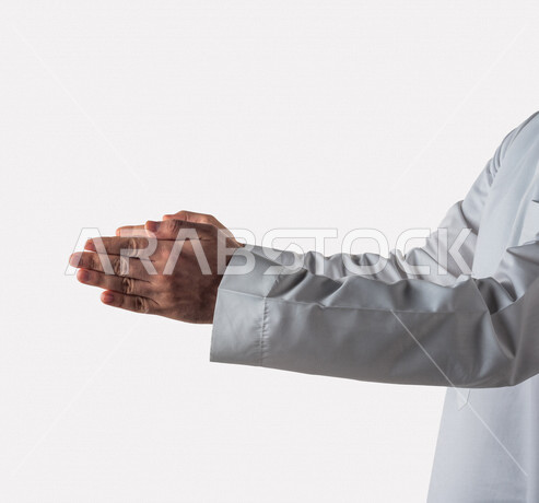 بورتريه لرجل خليجي سعودي يقوم بايماءات يد مختلفة، يحمل شيء بين يديه، رفع و حمل شيء ما، اشارة الامساك، خلفية بيضاء