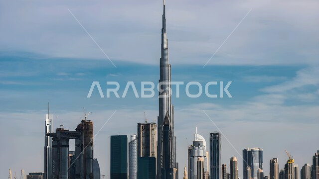 الفن الهندسي المعماري للأبراج, جذب واستقطاب السياح من انحاء العالم, النمو والتطور العمراني على ساحل الخليج العربي، الواجهة السياحية في الامارات العربية المتحدة، برج خليفة وسط ناطحات السحاب في مدينة دبي