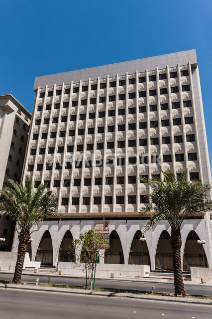 المكاتب الرئيسية على طريق الملك سعود بالرياض، النمو و التقدم العمراني في السعودية, الفن الهندسي المعماري على الطراز الحديث للأبراج وناطحات السحاب في المملكة العربية, المنشآت التجارية الفاخرة في وقت النهار